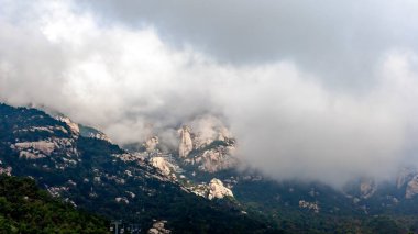 Qingdao 'daki Laoshan Dağı' nın güzel doğal manzarası.