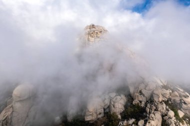 Qingdao 'daki Laoshan Dağı' nın güzel doğal manzarası.