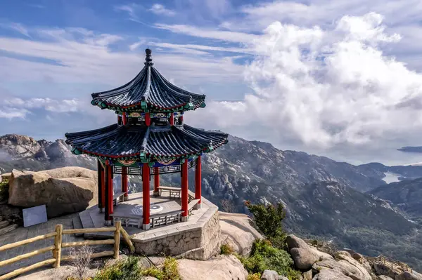 Qingdao 'daki Laoshan Dağı' nın güzel doğal manzarası.