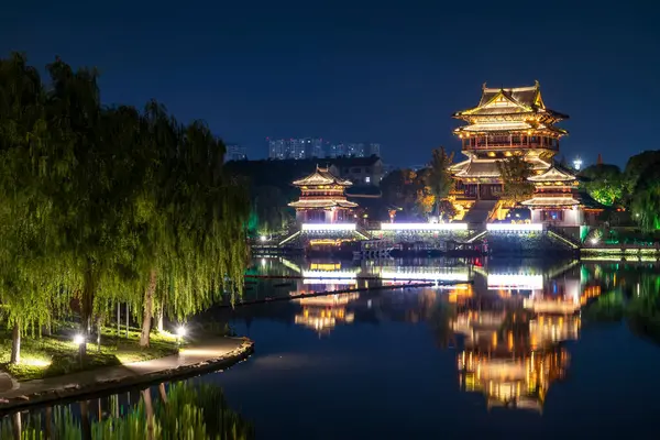 Çin 'de Taizhou şehrinin gökyüzü gece görüntüsü