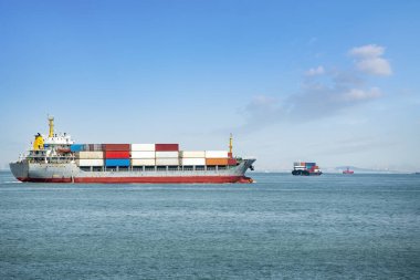 Liman terminali şilebi ve şehir silüeti