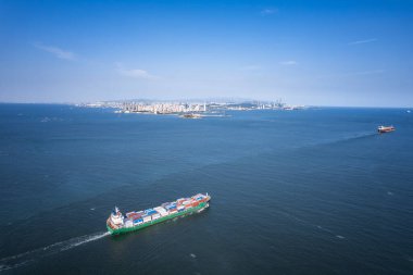 Liman terminali şilebi ve şehir silüeti