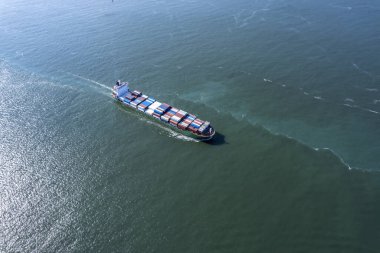 Liman terminali şilebi ve şehir silüeti