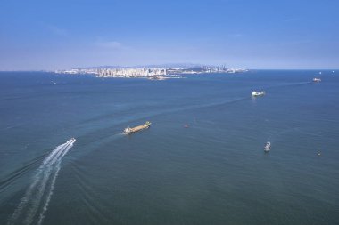 Liman terminali şilebi ve şehir silüeti