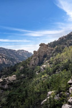 Qingdao 'daki Laoshan Dağı' nın güzel doğal manzarası.