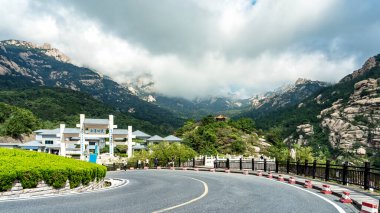 Qingdao 'daki Laoshan Dağı' nın güzel doğal manzarası.