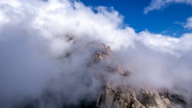 Qingdao 'daki Laoshan Dağı' nın güzel doğal manzarası.