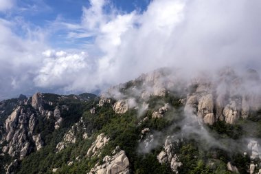 Qingdao 'daki Laoshan Dağı' nın güzel doğal manzarası.