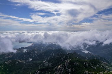 Qingdao 'daki Laoshan Dağı' nın güzel doğal manzarası.