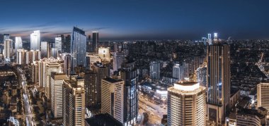 Qingda 'daki modern şehir binalarının gece görüntüsü.