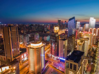 Qingda 'daki modern şehir binalarının gece görüntüsü.