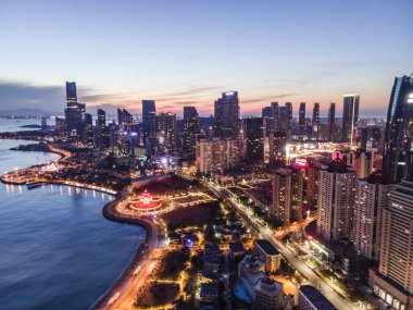 Qingda 'daki modern şehir binalarının gece görüntüsü.