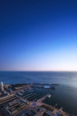 Qingdao, Çin 'in modern şehir manzarasının hava fotoğrafçılığı.