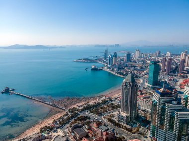 Qingdao, Çin 'in modern şehir manzarasının hava fotoğrafçılığı.