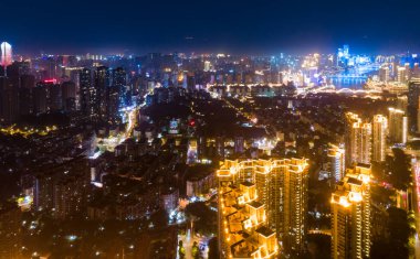 Fuzhou şehir gece manzarasının geniş formatlı hava fotoğrafçılığı