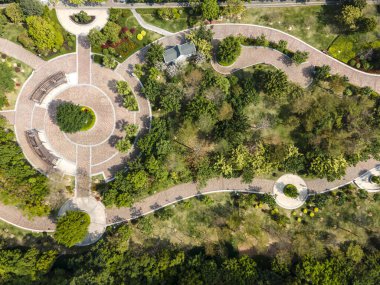 Şehir parkının dışındaki göl manzarası.