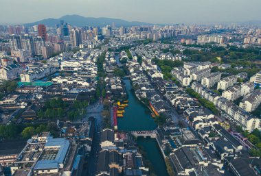 Nanjing 'deki Konfüçyüs Tapınağı ve Qinhuai Nehri' nin havadan çekilmiş fotoğrafı.