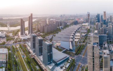 Modern mimari manzaranın gökyüzünün havadan çekilmiş fotoğrafı