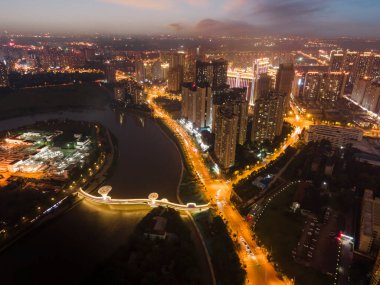 Chengdu Hig 'deki modern binaların gece görüntüsü.