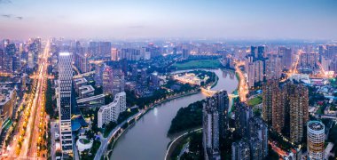 Chengdu Hig 'deki modern binaların gece görüntüsü.