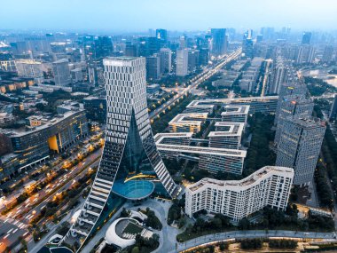 Chengdu Hig 'deki modern binaların gece görüntüsü.