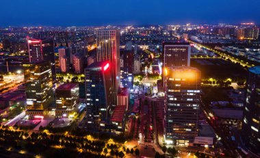 Kuğu Gölü 'nün mimari manzarasının gece hava fotoğrafçılığı