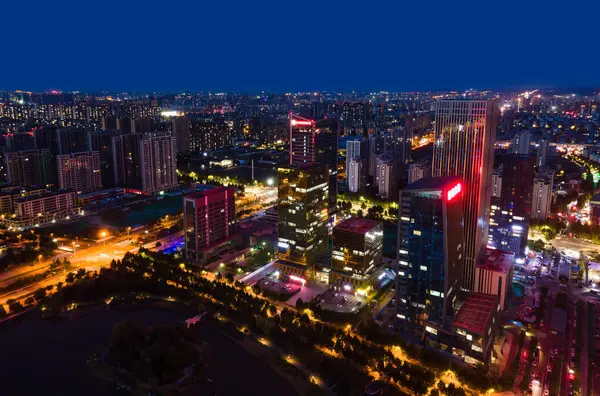 Kuğu Gölü 'nün mimari manzarasının gece hava fotoğrafçılığı