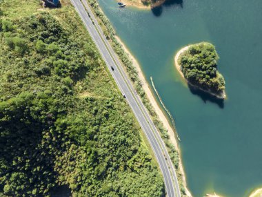 Hava fotoğrafçılığı. Açık orman dolambaçlı yol.