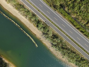 Hava fotoğrafçılığı. Açık orman dolambaçlı yol.