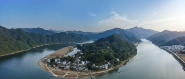 Xin 'an Nehri' nin pastoral manzarasının havadan çekilmiş fotoğrafı.