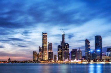 Qingdao 'daki Fushan Körfezi kıyısının gece manzarası.