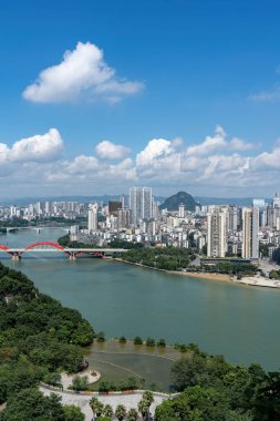 Liuzhou, Çin 'deki nehir kenarı manzarasının hava fotoğrafları.