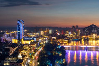 Liuzhou, Çin 'in şehir gece görüşünün hava fotoğrafları.