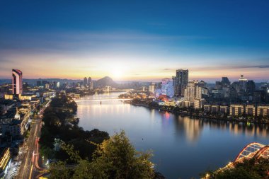 Liuzhou, Çin 'in şehir gece görüşünün hava fotoğrafları.