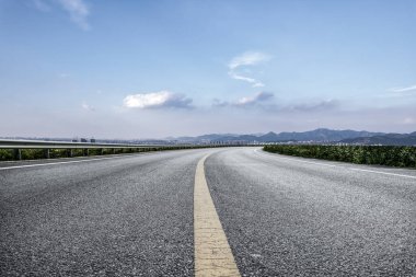 Yol ve şehir binaları ufuk çizgisi