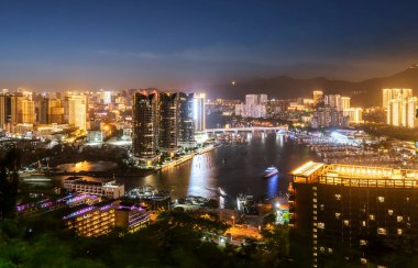 Sanya, Çin 'in modern şehir gece görüşünün hava fotoğrafçılığı