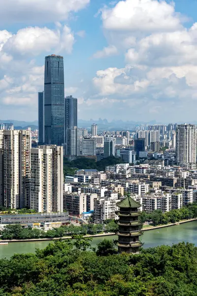 Çin 'deki Liuzhou şehir manzarasının hava fotoğrafçılığı.