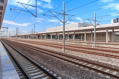 Hızlı trenin lokomotifi raylarda hareket halinde.