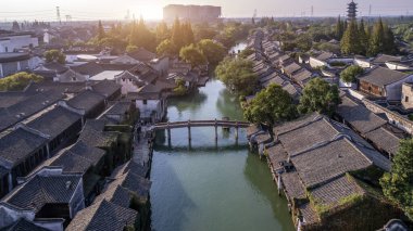Wuzhe 'de nehrin her iki yakasındaki antik binaların manzarası
