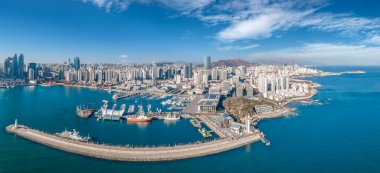 Qingdao sahil şeridi Olimpik Yelkencilik Merkezi 'nin havadan fotoğrafı.