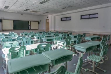 Okulun sınıfında öğrenci ve öğretmen yok.