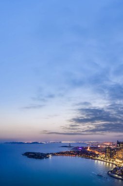 Qingda 'daki modern şehir binalarının gece görüntüsü.