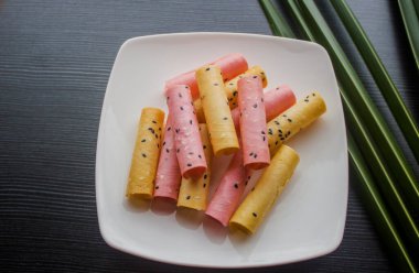 Tanga Muan adlı geleneksel Tayland tatlısında beyaz bir kase içinde renkli çıtır kraker.