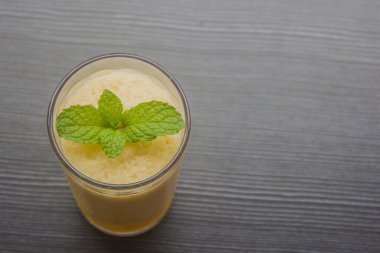 Kavun ve nane suyu bardakta masada sarı kavun