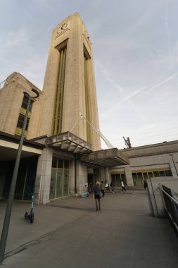 Brüksel, Brabant, Belçika 10 28 2022: Brüksel Kuzey tren istasyonu binası ve kulesi dikey geniş açı