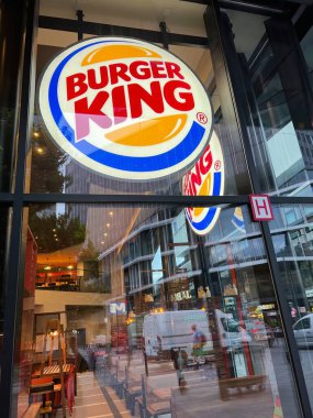 Brüksel, Brabant, Belçika 08: 26 2022, Burger King dükkanına yakın çekim ve sokaktaki insanların camında logo ve geri çekilme