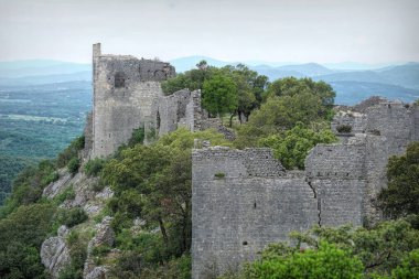 Fransa 'nın Gard kentindeki eski Ortaçağ Tapınak Şatosu Allegre-les-Fumades' in kalıntılarına doğal olarak yakın çekim.