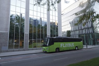 Brüksel, Brabant, Belçika 09 06 2023 Avrupa yeşil, şehirlerarası seyahat otobüsünde Brüksel 'in kentsel caddelerine park edilmiş beyaz flixbus logosu.