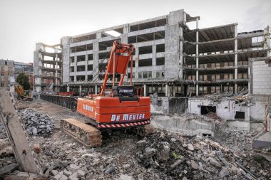 Brüksel, Havenlaan 'da yıkım ve yenileme çalışmaları yapılıyor. Molozların üzerine park edilmiş kırmızı bir vinç yıkım kazıcı kamyonu var.
