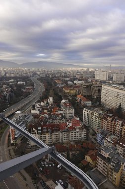 Sofya Şehri, Sofya Eyaleti, Bulgaristan 12: 11 2023 Sofya şehir merkezi, yol, evler ve ağaçlarla geniş ve yüksek açılı hava manzaralı Bulgaristan